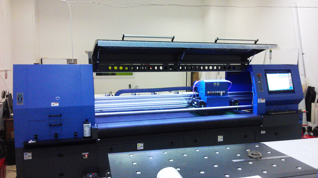 Инсталляция гибридного УФ-принтера DYSS в Москве