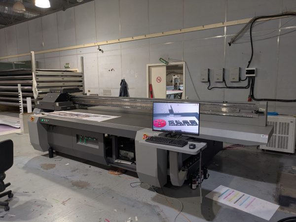 Инсталляция планшетного УФ принтера HandTop HT3020UV (Kyocera) у клиента в Москве